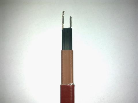 將伴熱帶的外護(hù)套及屏蔽層剝離,剝出母線