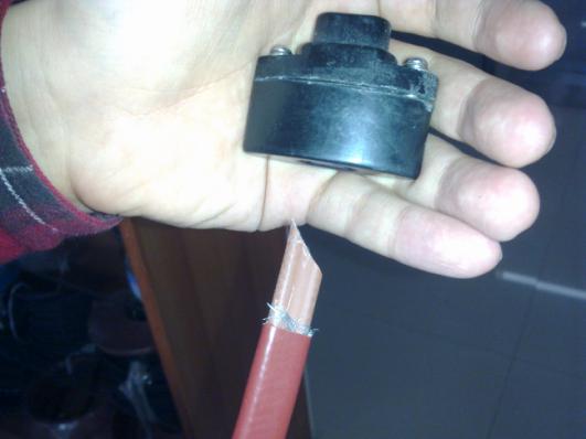 將電伴熱帶的末端剝?nèi)ネ庾o(hù)套及屏蔽層,將伴熱帶線芯剪成斜口